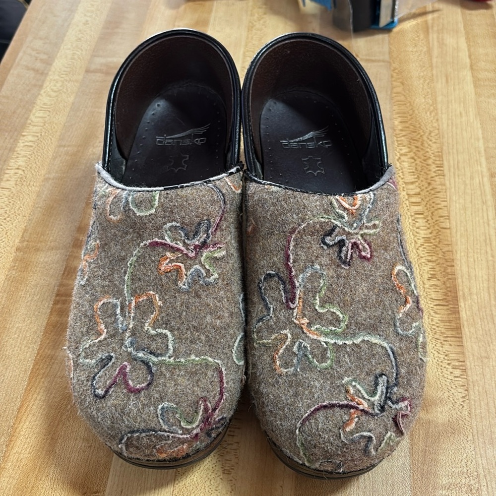 Dansko Professional Clogs. Eu-39/Us-8.5 - image 1